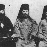 St Tikhon [au centre] en compagnie des évêques Innocent d’Alaska et Raphaël de Brooklyn