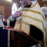 Le Père Roman Pavlov (église Sobor de la Sainte-Trinité à Winnipeg) faisant la lecture du quatrième Évangile