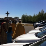 Le Père Lawrence Farley et le diacre Gregory Wright mènent la procession à travers le terrain de stationnement