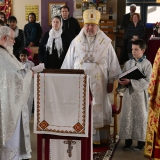 L’archevêque Irénée préside, alors que le Père Leonard Herrem prie en compagnie du Père Daniel Guenther